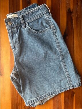 HOLLISTER Low-Rise Baggy Jort Denim Shorts in Medium Blue Wash